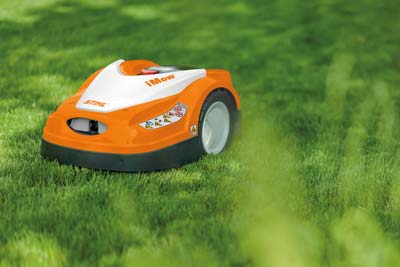 Robotermäher STIHL iMow im Garten in Betrieb